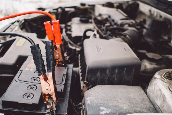 Mecánico revisando el motor de un automóvil