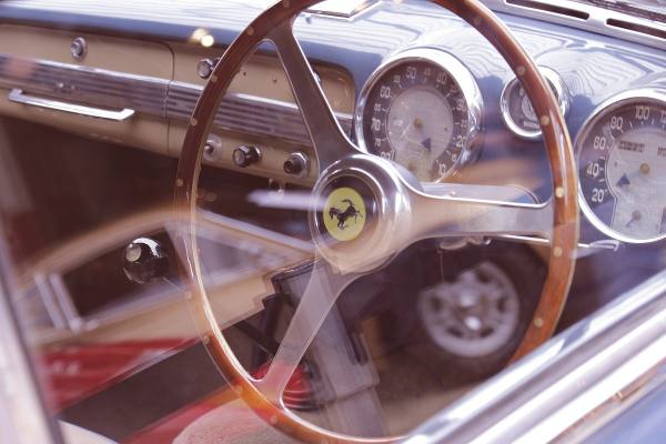 Mecánico revisando el motor de un automóvil