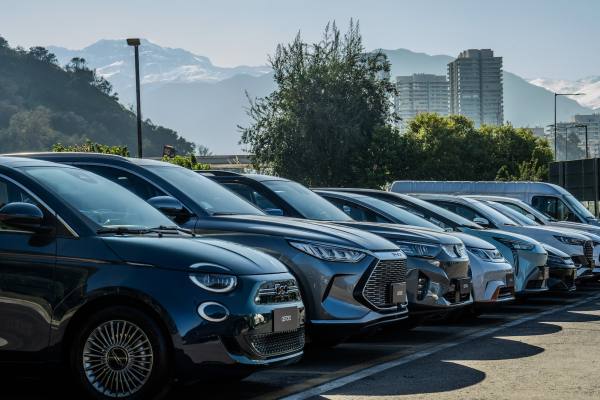 Mecánico revisando el motor de un automóvil