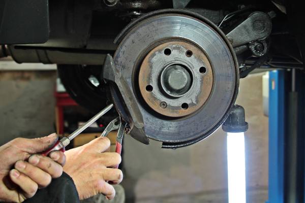 Mecánico revisando el motor de un automóvil