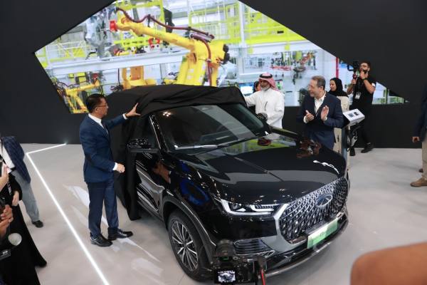 Mecánico revisando el motor de un automóvil