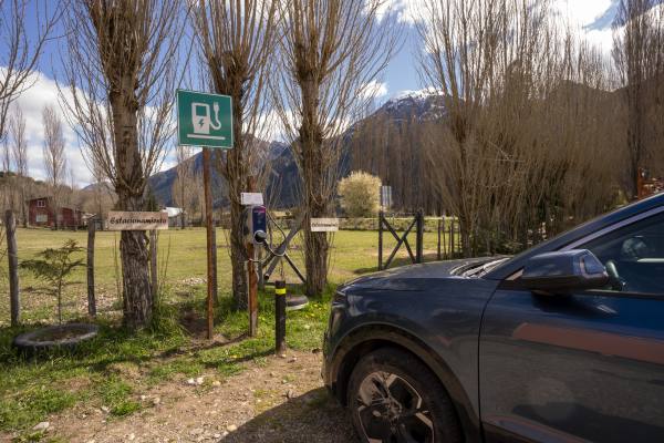 Mecánico revisando el motor de un automóvil