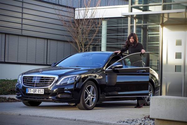 Mecánico revisando el motor de un automóvil