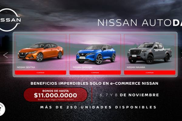 Mecánico revisando el motor de un automóvil
