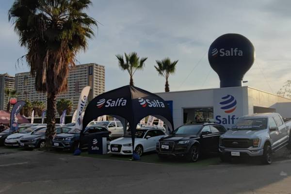 Mecánico revisando el motor de un automóvil