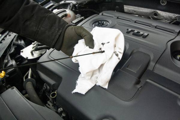 Mecánico revisando el motor de un automóvil