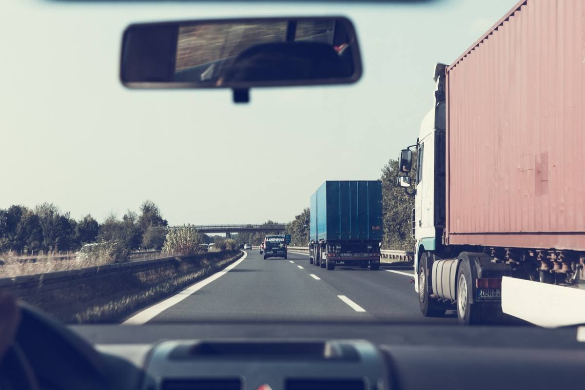 carretera, barandillas, vehiculos ,Pixabay
