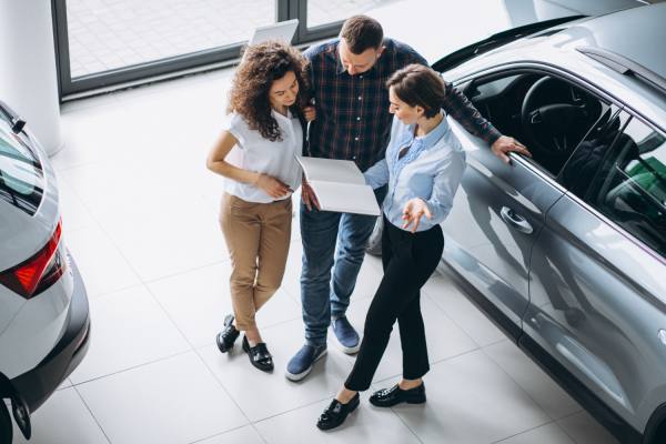Mecánico revisando el motor de un automóvil