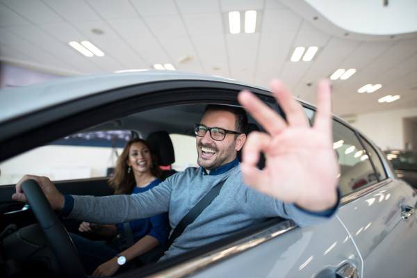 Mecánico revisando el motor de un automóvil