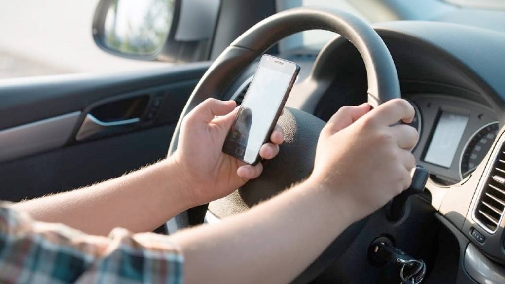 Uso del celular al conducir, El Heraldo