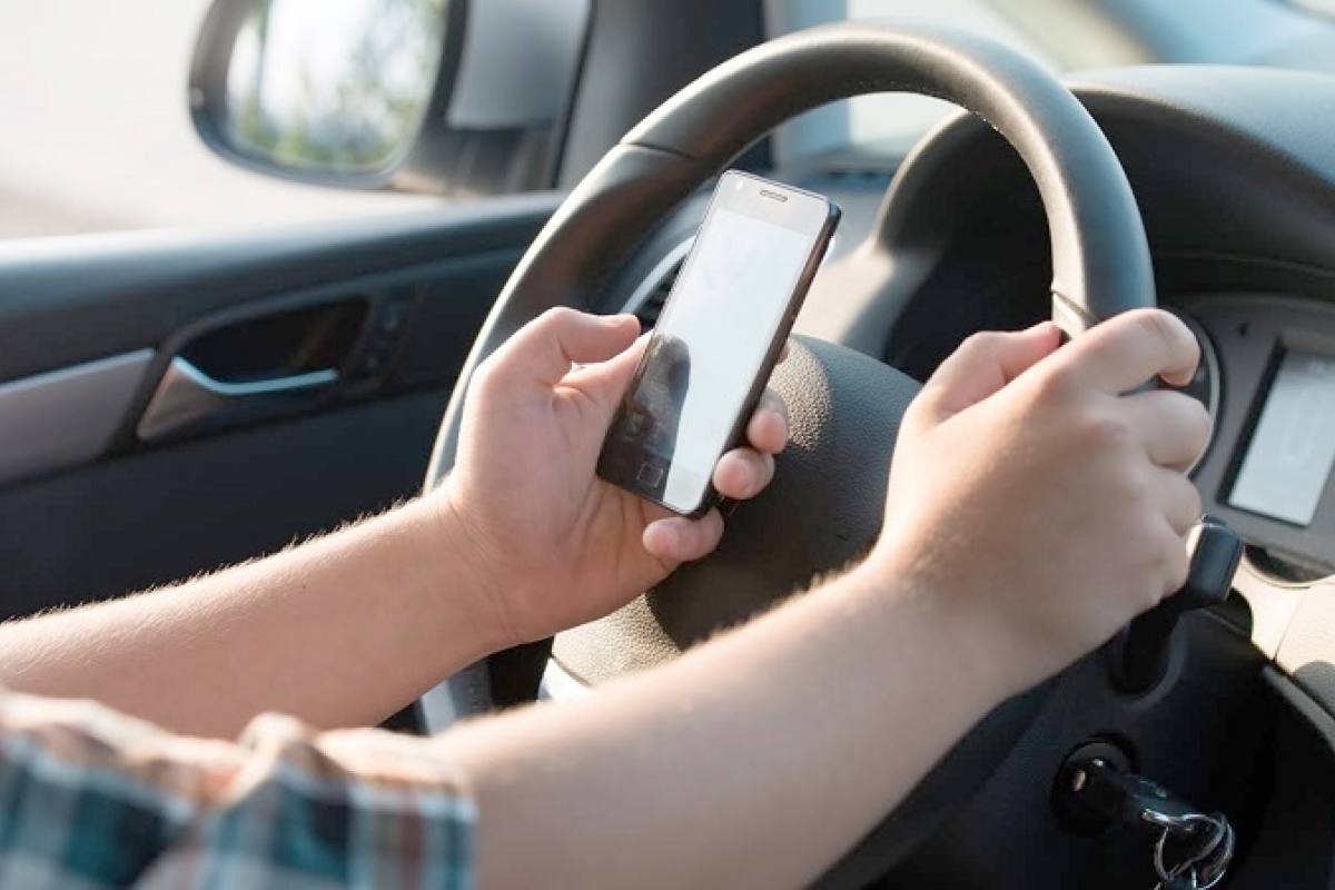 Uso del celular al conducir ,El Heraldo