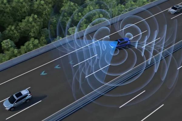 Mecánico revisando el motor de un automóvil
