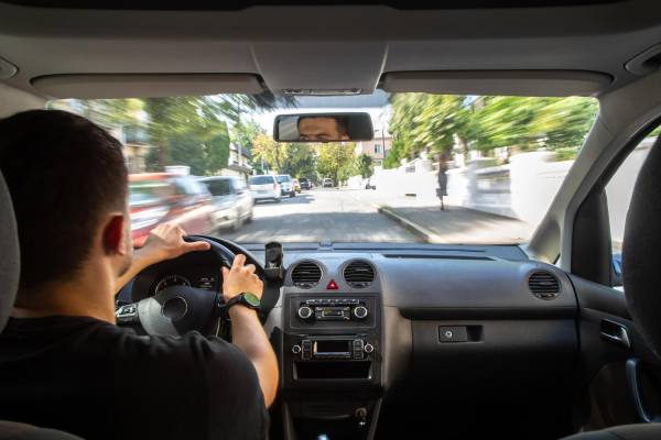 Mecánico revisando el motor de un automóvil