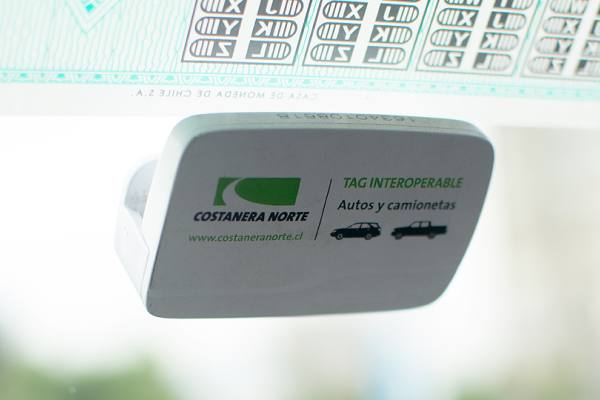 Mecánico revisando el motor de un automóvil