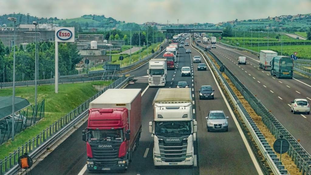 autopista, la carretera, camiones, Pixabay