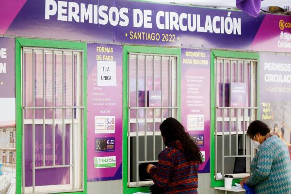 Mecánico revisando el motor de un automóvil