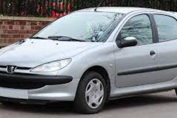 Mecánico revisando el motor de un automóvil
