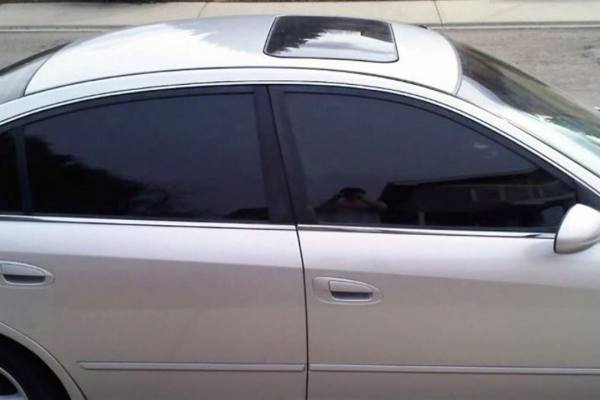 Mecánico revisando el motor de un automóvil