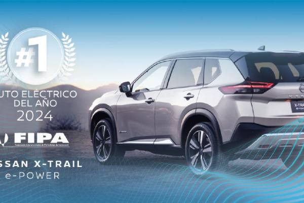 Mecánico revisando el motor de un automóvil