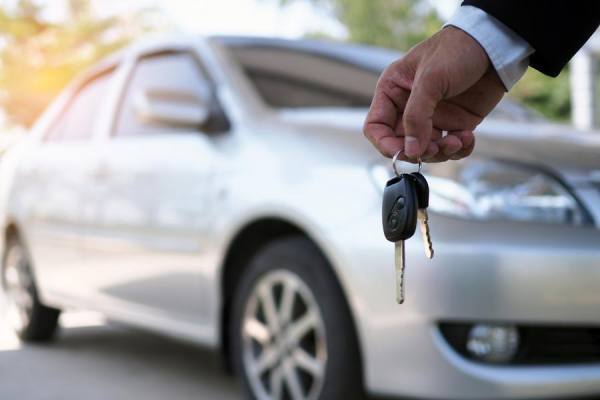 Mecánico revisando el motor de un automóvil