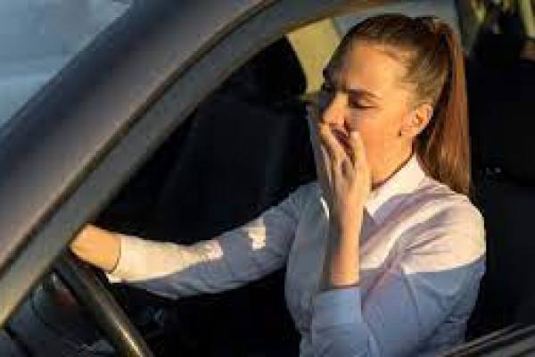 Mecánico revisando el motor de un automóvil