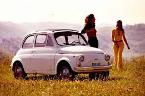 Mecánico revisando el motor de un automóvil