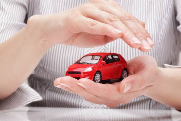Mecánico revisando el motor de un automóvil