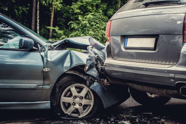 Mecánico revisando el motor de un automóvil