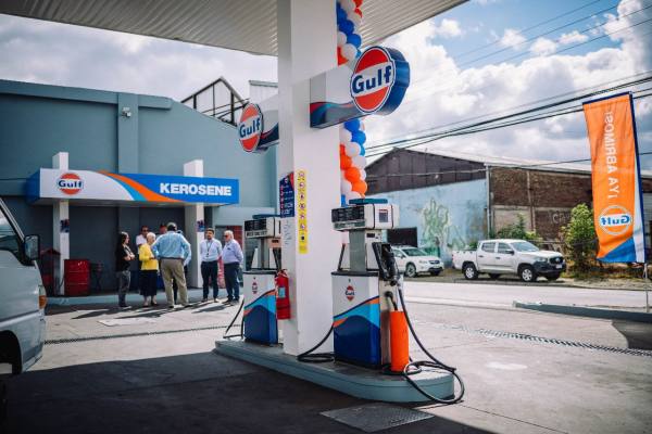 Mecánico revisando el motor de un automóvil