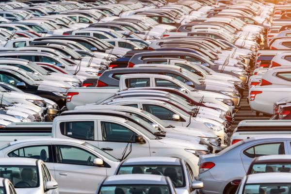 Mecánico revisando el motor de un automóvil