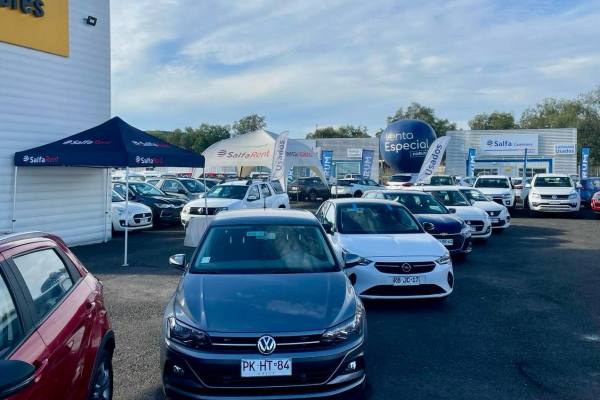 Mecánico revisando el motor de un automóvil