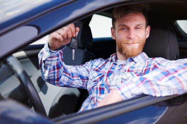 Mecánico revisando el motor de un automóvil