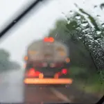 Consejos indispensables para conducir de forma segura bajo la lluvia y evitar accidentes en la carretera