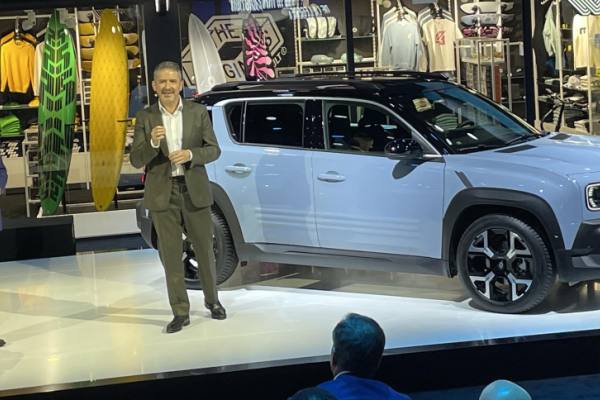 Mecánico revisando el motor de un automóvil