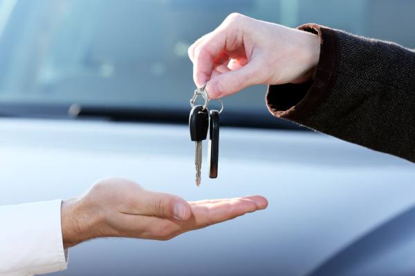 Mecánico revisando el motor de un automóvil