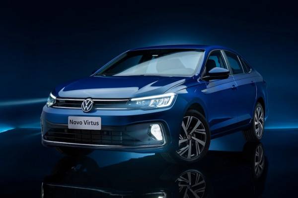 Mecánico revisando el motor de un automóvil