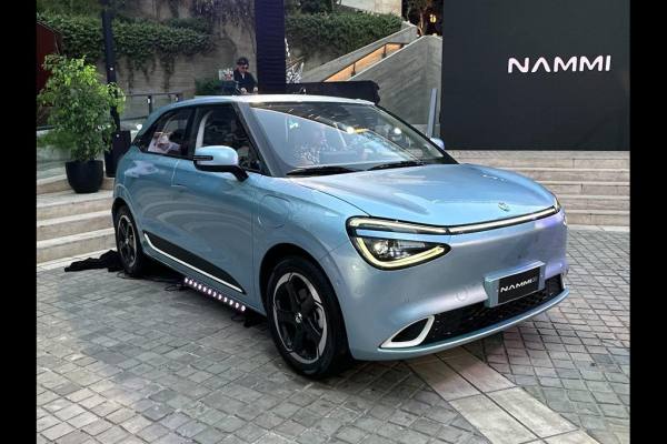 Mecánico revisando el motor de un automóvil