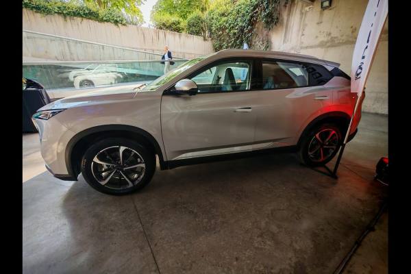 Mecánico revisando el motor de un automóvil