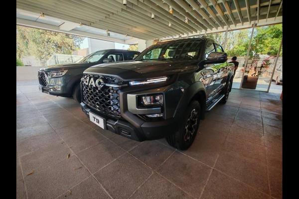 Mecánico revisando el motor de un automóvil
