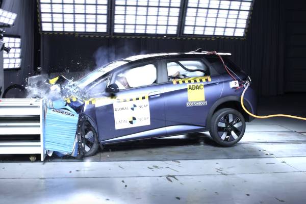 Mecánico revisando el motor de un automóvil