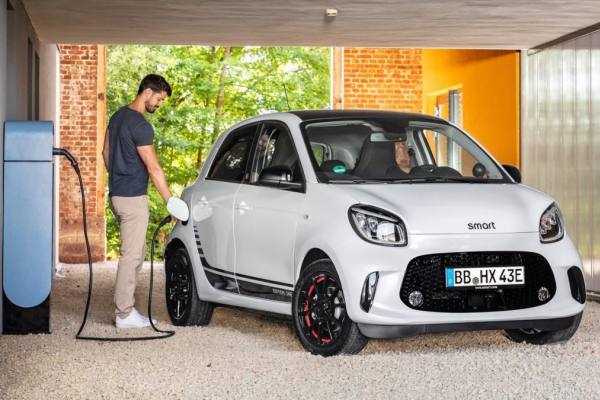 Mecánico revisando el motor de un automóvil