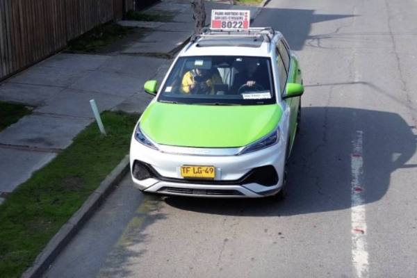 Mecánico revisando el motor de un automóvil