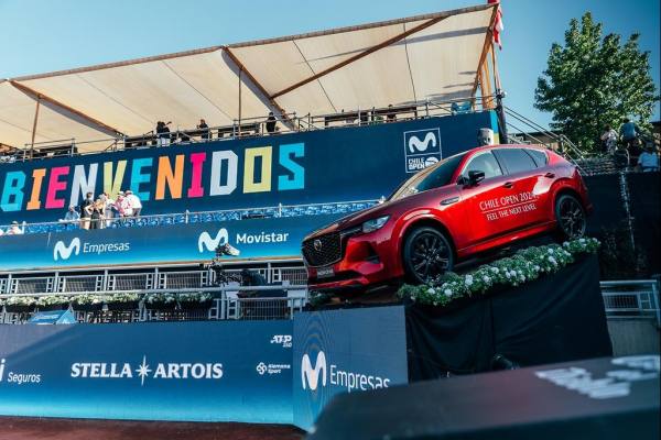 Mecánico revisando el motor de un automóvil