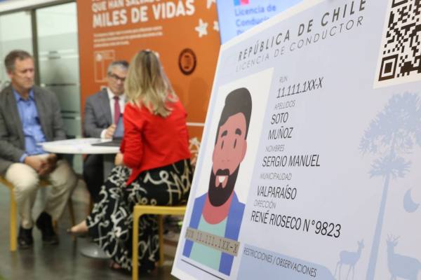 Mecánico revisando el motor de un automóvil