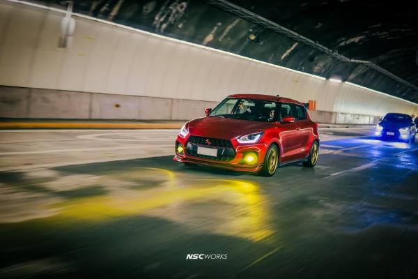 Mecánico revisando el motor de un automóvil