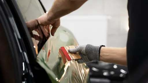 Vidrios polarizados en Chile: Las claves para entender la normativa y evitar multas ,freepik.es