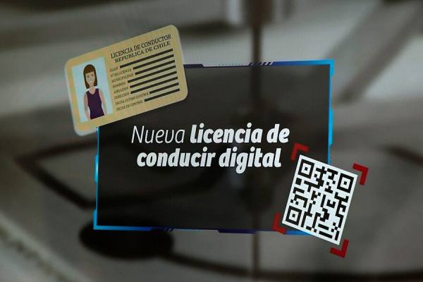 Mecánico revisando el motor de un automóvil
