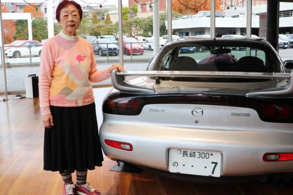 Mecánico revisando el motor de un automóvil