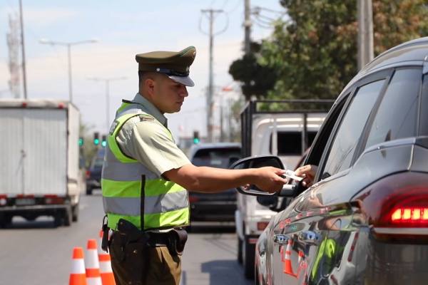 Mecánico revisando el motor de un automóvil