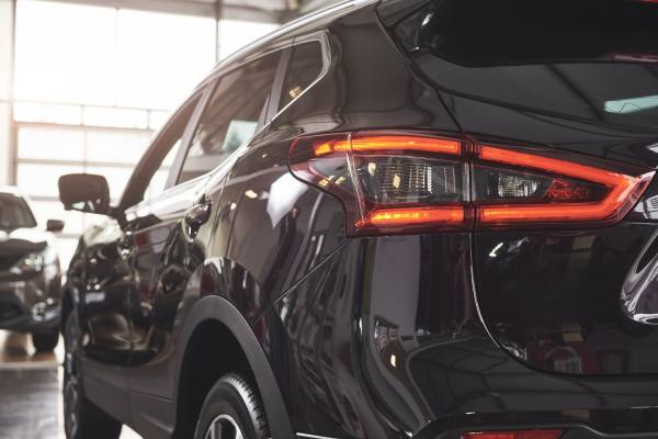Mecánico revisando el motor de un automóvil